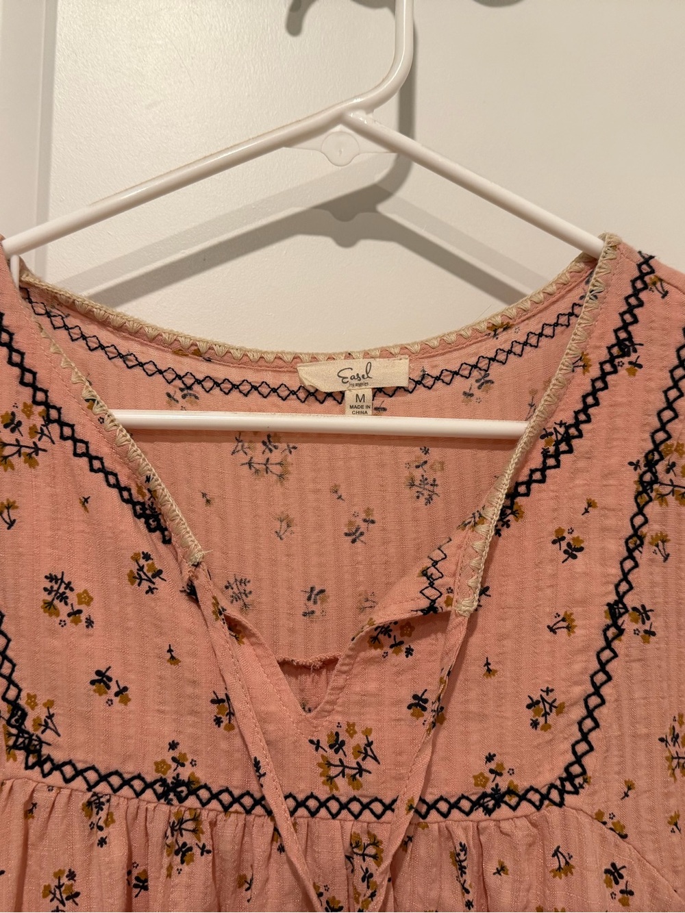 Easel Blush Floral Boho Tassel Top — Size Medium - Picture 4 of 5